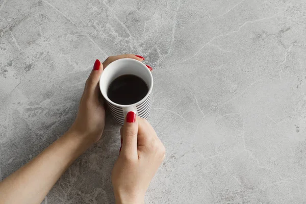 Persona Manos Beber Taza Café Sobre Fondo Gris — Foto de Stock