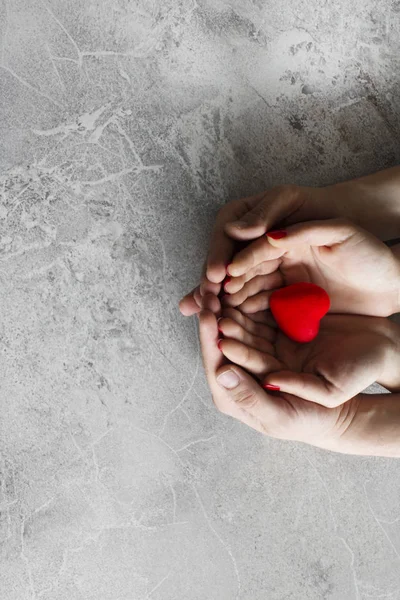 kırmızı bir kalp onların elinde tutan aşık Çift