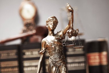Adalet holding ölçekler ve kılıç heykel Bayan gözü kapalı