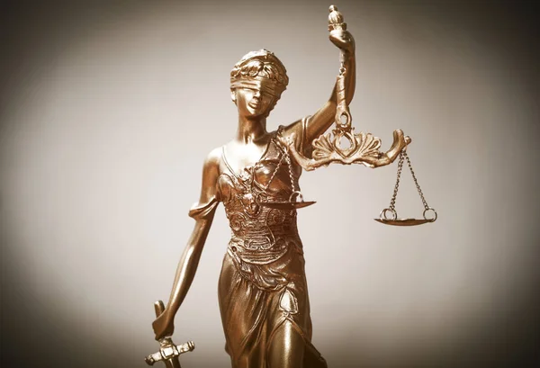 Sprawiedliwości Zawiązanymi Oczami Pani Trzyma Wagi Miecz Statua — Zdjęcie stockowe