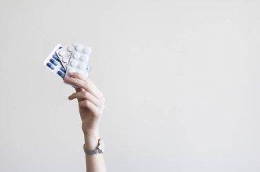 Kadın el kol kaldırdı ile hap almak için zaman