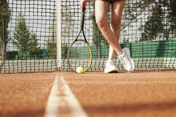 Jugador Tenis Prepara Para Servir Una Pelota Tenis Durante Partido —  Fotos de Stock