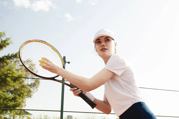 Jovem Mulher Jogando Tênis Quadra — Fotografia de Stock