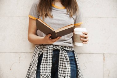 Açık havada sırt çantası olan öğrenci