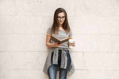 Açık havada sırt çantası olan öğrenci