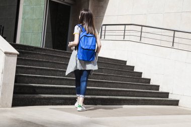 Açık havada sırt çantası olan öğrenci