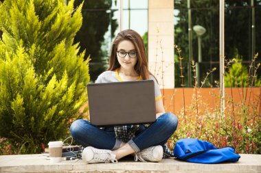 Açık havada sırt çantası olan öğrenci