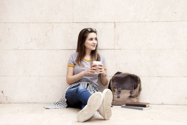 Açık havada sırt çantası olan öğrenci