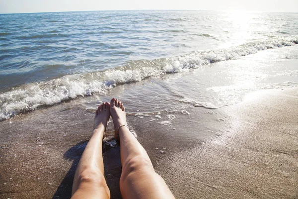 Нижняя Половина Тела Девушки Лежит Пляже Моря — стоковое фото