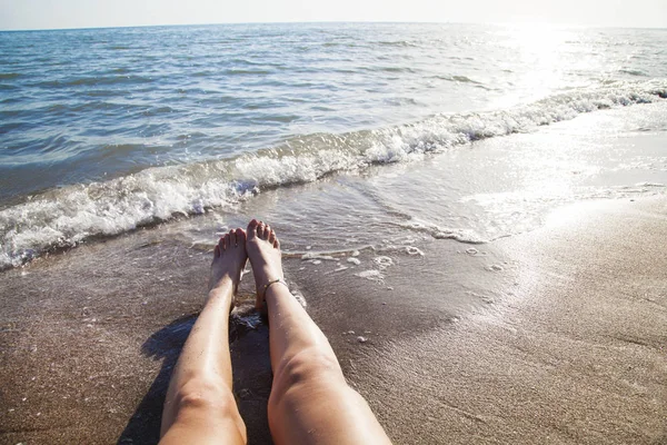 Onderste Helft Van Het Meisje Lichaam Liggend Het Strand Door — Stockfoto