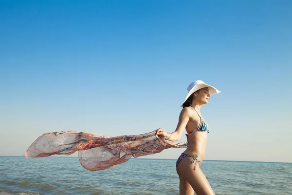 Mooie Jonge Vrouw Sexy Bikini Staand Aan Zee Strand — Stockfoto