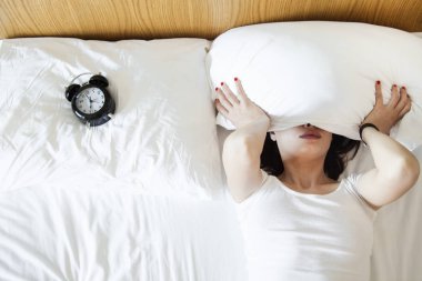 Genç bir kadın sabahları uyanmakta zorlanıyor.