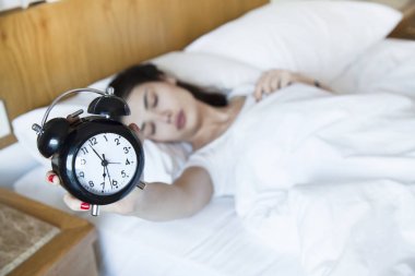 Genç bir kadın sabahları uyanmakta zorlanıyor.