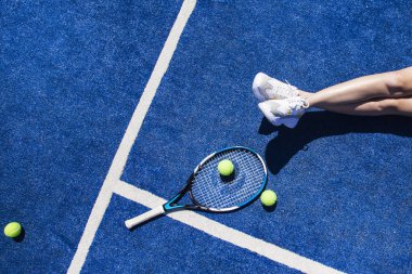 Tenis topu raket üzerinde mahkeme ile
