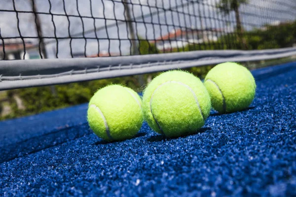 Pelota Tenis Con Raqueta Cancha —  Fotos de Stock