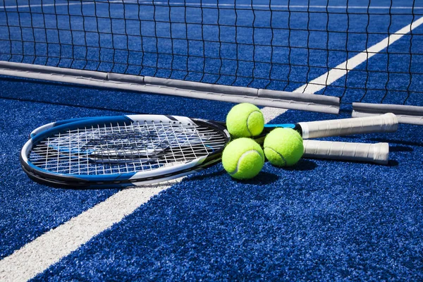 Pelota Tenis Con Raqueta Cancha —  Fotos de Stock