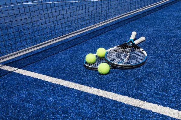 Tenis topu raket üzerinde mahkeme ile