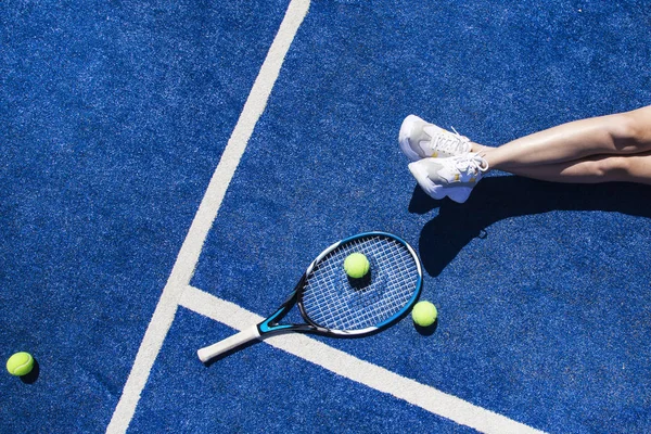 Tenis topu raket üzerinde mahkeme ile