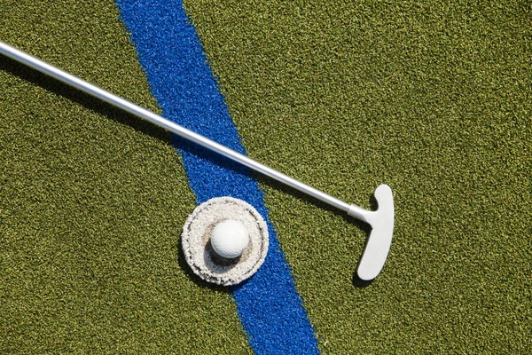 Golf Club Και Μπάλα Στο Γρασίδι — Φωτογραφία Αρχείου