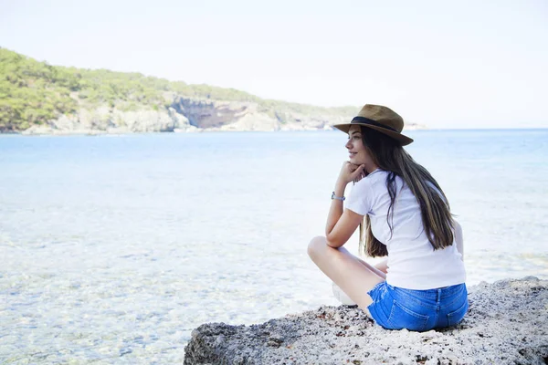 Gelukkige Jonge Vrouw Zitten Genieten Van Het Leven Het Strand — Stockfoto