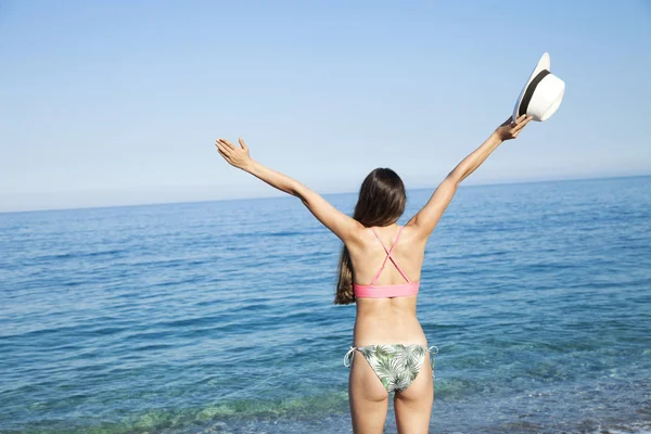 Wakacje Gorąca Piękna Kobieta Kapeluszu Bikini Stoi Podniesionymi Ramionami Głowie — Zdjęcie stockowe