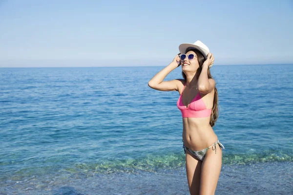 Mooie Jonge Vrouw Sexy Bikini Staand Aan Zee Strand — Stockfoto