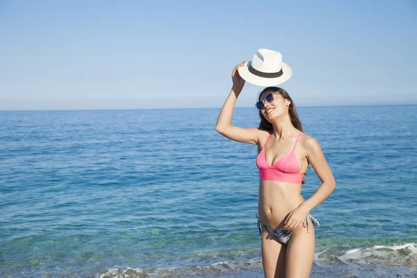 Mooie Jonge Vrouw Sexy Bikini Staand Aan Zee Strand — Stockfoto