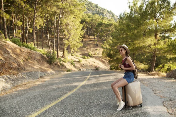Liftende Toerisme Concept Reizen Lifter Vrouw Lopen Weg Tijdens Vakantiereizen — Stockfoto