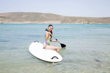 Sörfçü kadın okyanusta sörf