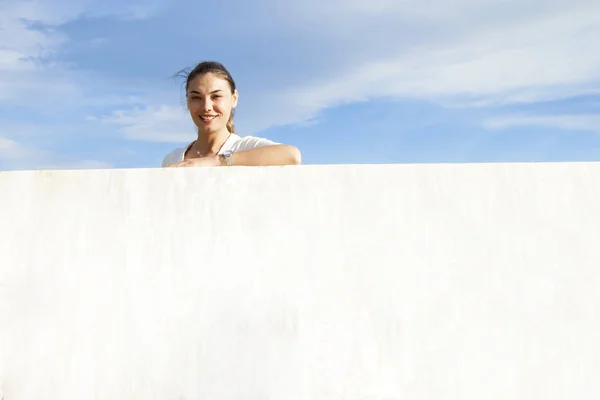 Jonge Vrouw Portret Met Witte Achtergrond Lucht — Stockfoto