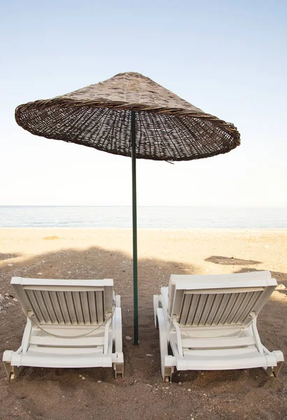 Beautiful Sandy Beach Sunbeds Umbrellas Ocean — Stock Photo, Image