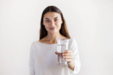 Su içen genç bir kadın