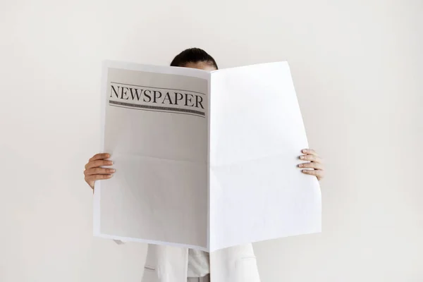 Mujer Leyendo Periódico Sobre Fondo Blanco — Foto de Stock