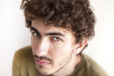 Genç yakışıklı sakallı işadamı