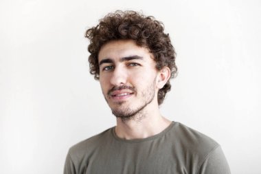 gülümseyen yakışıklı genç bir adam portresi