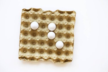 Yumurta, beyaz arka planda tavuk yumurtası