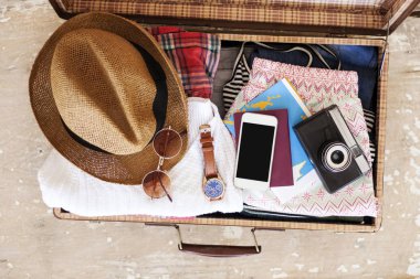 Ahşap masa üzerinde seyahat kavramı