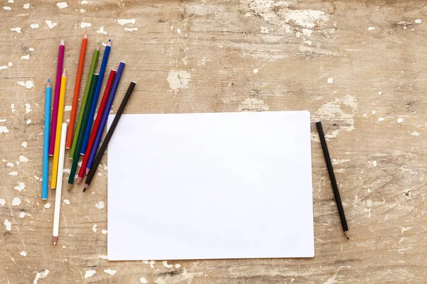 木桌上的白纸和彩色铅笔 从上面看 — 图库照片