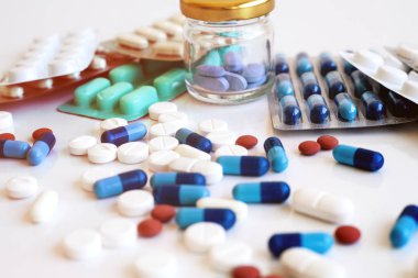 Beyaz arka planda haplar ve kapsüller