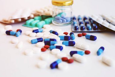 Beyaz arka planda haplar ve kapsüller