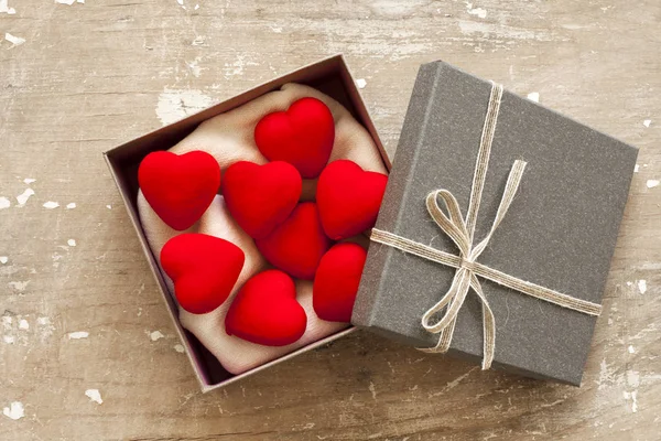 Сердце Коробке Подарка Деревянном Фоне — стоковое фото