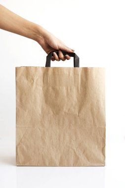 Kişi el boş boş zanaat kağıt torba beyaz arka plan üzerinde izole. Ambalaj şablonu mock up.