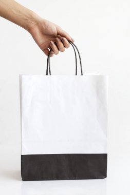 Kişi el boş boş zanaat kağıt torba beyaz arka plan üzerinde izole. Ambalaj şablonu mock up.