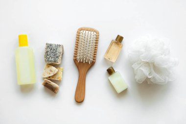Düz banyo ürünleri, duş için kozmetik yatıyordu. Şampuan veya duş jeli, sabun çubuğu, pamuk havlu, ahşap tarak ve deniz kabukları. Üst tesial fotoğraf doğal kozmetik