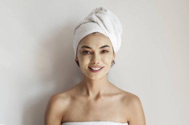 Gülümse, yüzüne krem sür, kadın.