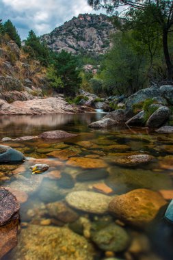 Uzun pozlama peyzaj La Pedriza, Madrid, İspanya.