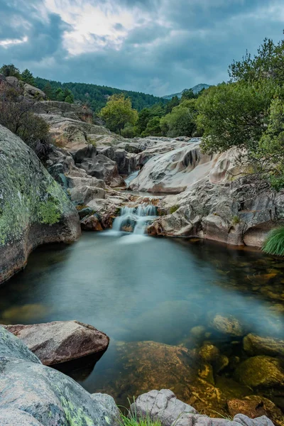 Uzun pozlama peyzaj La Pedriza, Madrid, İspanya.