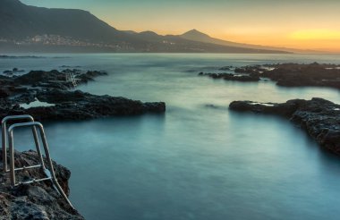 HDR La Laguna sahil, Tenerife, Kanarya Adaları, İspanya üzerinde uzun pozlama günbatımı, işlenmiş.