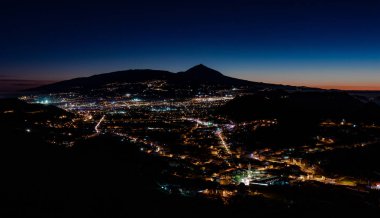 La Laguna şehir, Tenerife, Kanarya Adaları gecede.