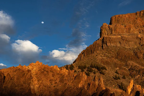 Formações rochosas e lua no Parque Nacional Teide . — Fotografia de Stock